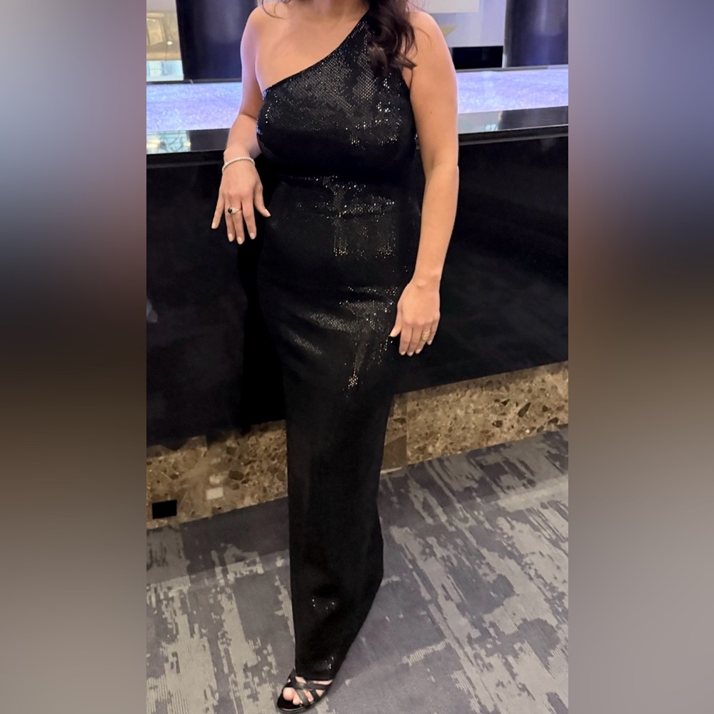 Description
St. John Evening Evening Gown
Black
Sleeveless with One-Shoulder - Picture 9 of 9
